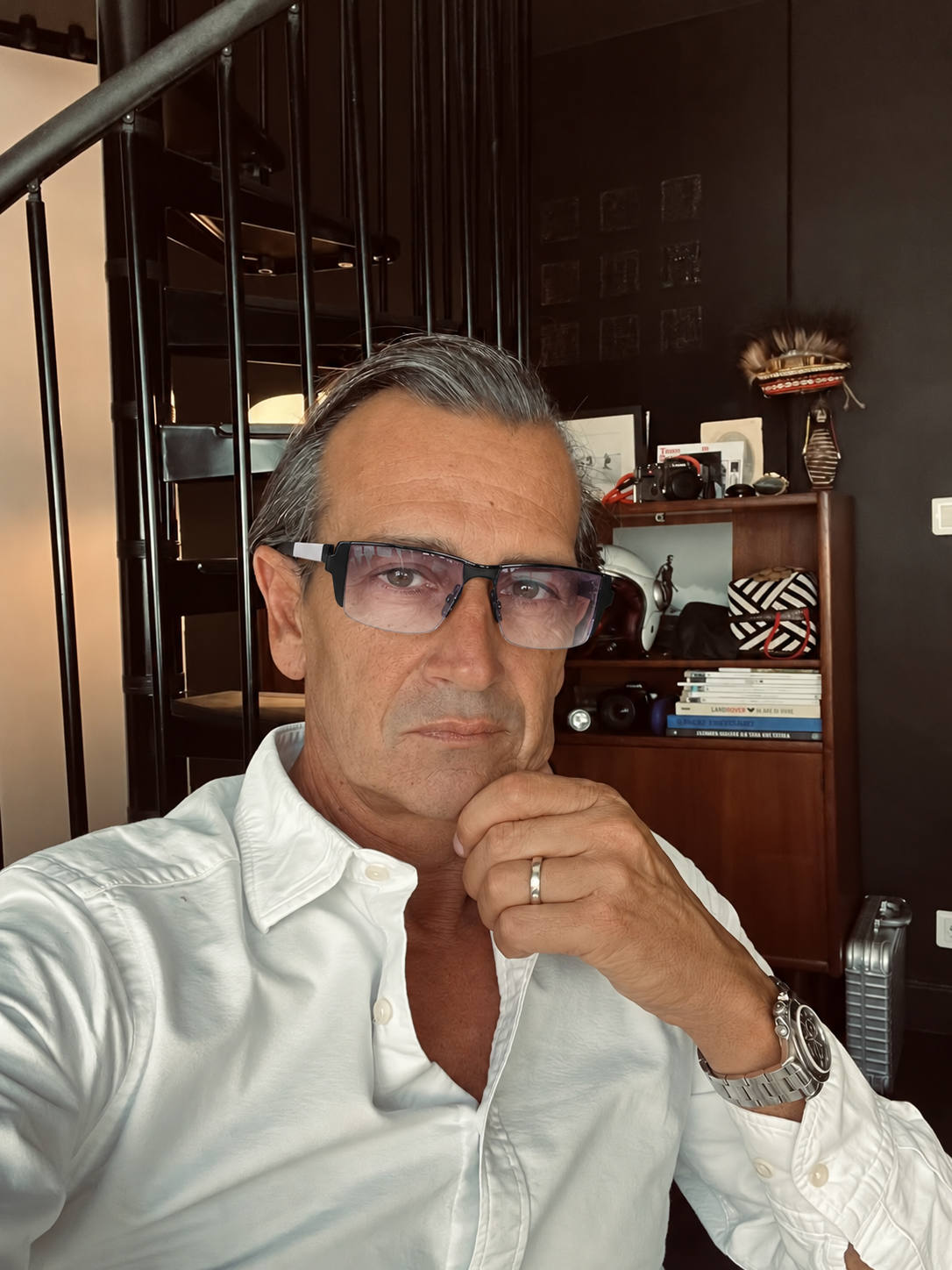 files/Retrato_reflexivo_con_gafas_modernas.png